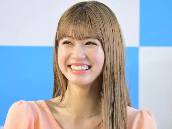 生見愛瑠、黒ぶちメガネに黒パンツ　全身ブラック私服コーデに「かっこいい」の声