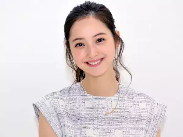 佐々木希、小学生時代の写真公開　「別格に可愛い」「既に美少女」と絶賛の声