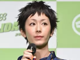 木村カエラ 個性的なヘアカラーは セルフで実施 緑色だけど緑は使わない 美容師顔負けの技術に驚き 15年4月14日 エキサイトニュース