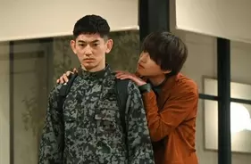 うさぎのぬいぐるみ抱く白洲迅 にカワイイ殺到 21年5月17日 エキサイトニュース