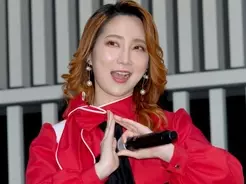 ハリセンボン春菜 真っ青ヘア オレンジヘア公開 Btsみたいで可愛い の声 21年5月26日 エキサイトニュース