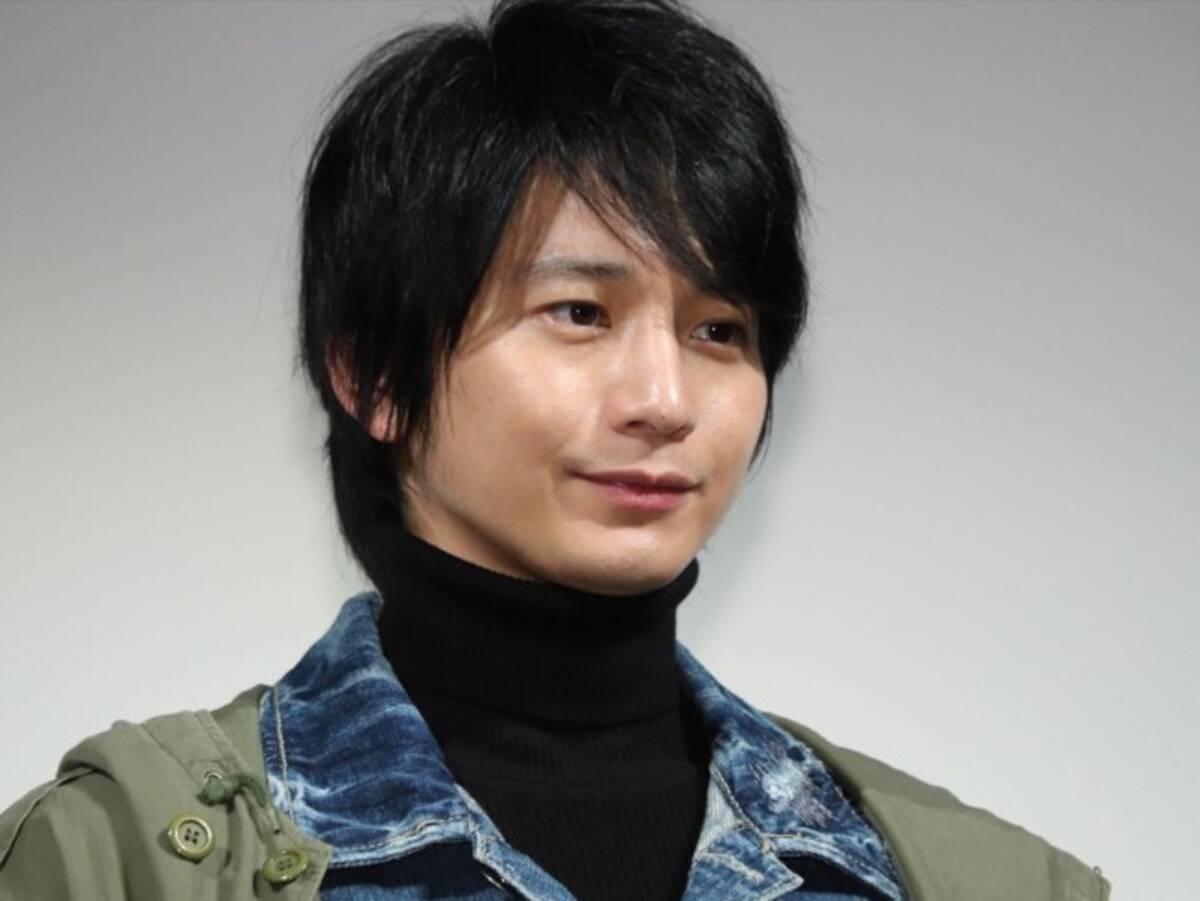 向井理 窓に映る横顔もかっこよすぎ くつろぎオフショットに反響 顔ちっちゃ 21年5月25日 エキサイトニュース