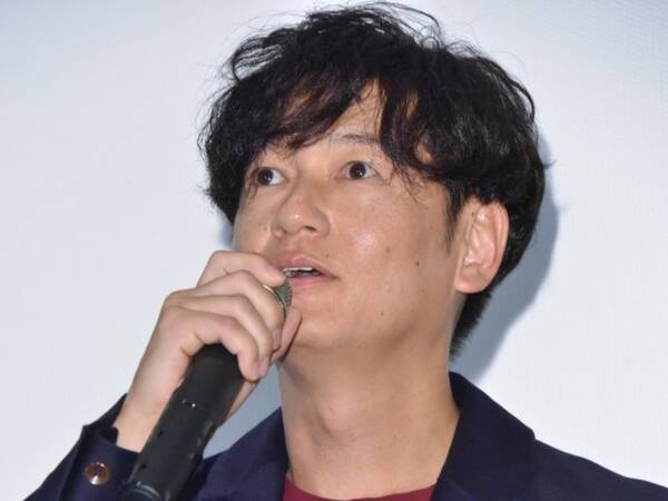 井浦新 三浦翔平にライバル心 ベッドの上で おいで ポーズに反響 可愛いです 21年6月17日 エキサイトニュース