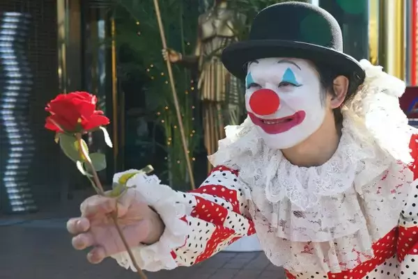 『劇場版 ルパンの娘』岡田義徳が謎の大道芸人役で出演　場面写真も初公開