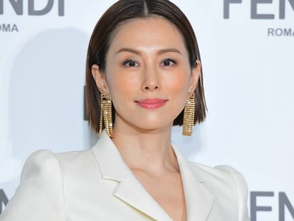 米倉涼子 日の丸ファッションでおちゃめポーズ 誕生日祝福メッセージに感謝 21年8月1日 エキサイトニュース