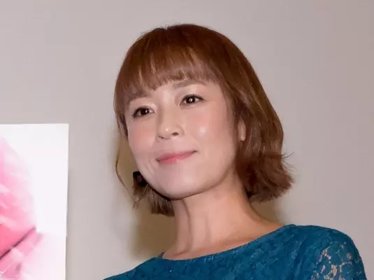 佐藤仁美 ウルフカットでカメラに ガオー 新ヘア好評 可愛いですっ 22年8月18日 エキサイトニュース