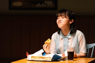 豊嶋花、今夜放送『お⽿に合いましたら。』で“ピザを食べたい”お嬢様に