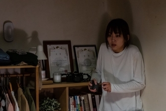 『シャイニング』オマージュ！　『殺人鬼から逃げる夜』ドアに斧が突き刺さる最恐シーン公開