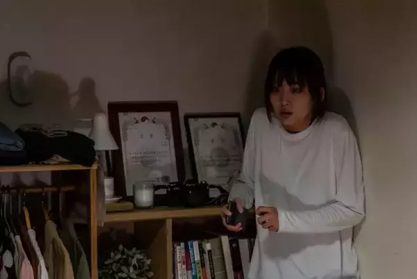 『シャイニング』オマージュ！　『殺人鬼から逃げる夜』ドアに斧が突き刺さる最恐シーン公開