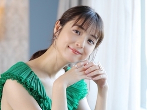 佐々木希、キツネザル背中に乗せキュートな笑顔　かわいすぎるオフショットに絶賛の声