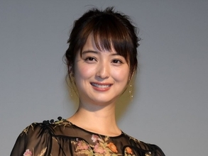 佐々木希、愛犬をバックハグ　表情に「飼い主さんと似てますね！？」の声