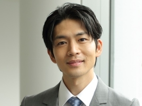 松下洸平、キュートな“おこ顔”　後輩との『最愛』オフショットにファンほっこり