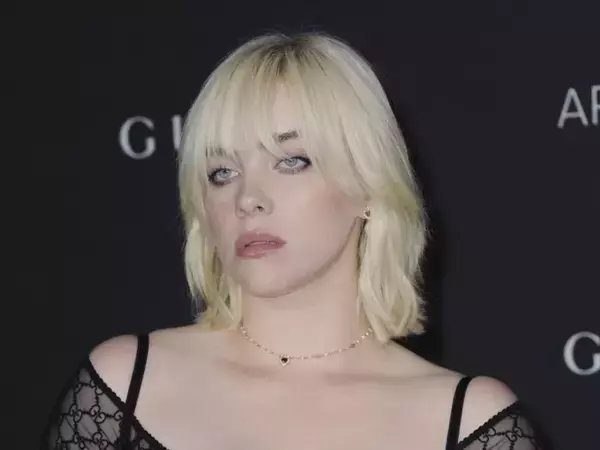 ビリー・アイリッシュが黒髪に！　イメチェンヘアでイベントに登場