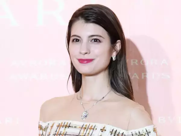 マギー、ショート丈トップスほか全身PRADAコーデに反響「カッコいい」