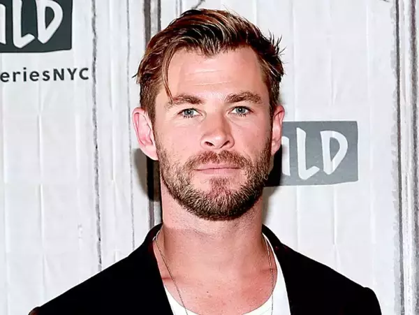 クリス・ヘムズワース＆エルサ・パタキー、弟リアムとスキーリゾートでクリスマスを満喫！