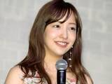 「板野友美、「こんなにも感慨深い撮影は初めて」　雑誌表紙で母娘共演　「お母さんにそっくり」と反響も」の画像1