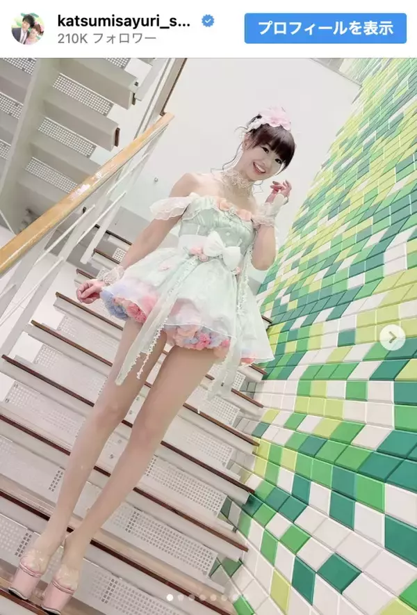 「脚なっがッ」かつみさゆり・さゆり56歳、美脚ミニドレス姿に驚きの声「10頭身以上あるのでは？」