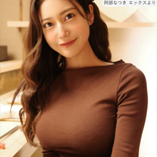 “令和の峰不二子”阿部なつき26歳「ムチムチ系がマイブーム」　タイトなトップス姿が「スタイル抜群」と絶賛の声