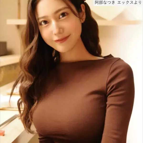 “令和の峰不二子”阿部なつき26歳「ムチムチ系がマイブーム」　タイトなトップス姿が「スタイル抜群」と絶賛の声