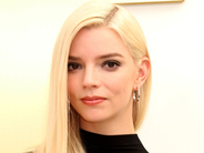 “ピーチ姫”アニャ・テイラー＝ジョイ、『マリオ』東京イベントで全身ピンクの装い