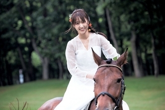 櫻坂46・菅井友香、卒業イメージの乗馬カット＆写真集ポストカード絵柄公開