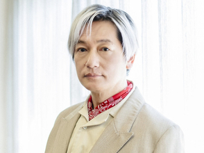 井浦新、異国の地でのイメージ激変ショットに驚き！「斬新なヘアースタイル」「ワイルドに進化してますね」