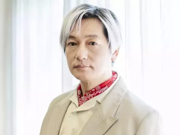 井浦新、異国の地でのイメージ激変ショットに驚き！「斬新なヘアースタイル」「ワイルドに進化してますね」