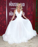 「豊胸疑惑を否定したシドニー・スウィーニー、純白の大胆ドレスで登場」の画像1