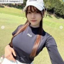 “現役の看護師”グラビアアイドル、ミニスカのゴルフウェア姿が「美しすぎる」「スタイル抜群」　ウエスト58cm