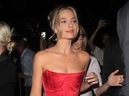 マーゴット・ロビー、ロンドンで見せた真っ赤な超ミニドレス姿