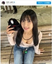 「ガチでムリ」異例解雇から3年のグラビア美女、へそ出しTシャツ姿がかわいいと反響