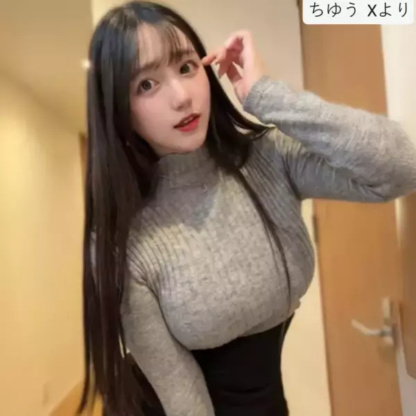 フォロワー500万の165cm美女、ニットトップス×ミニスカ姿が「ライン最高」「スタイル抜群」