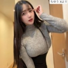 フォロワー500万の165cm美女、ニットトップス×ミニスカ姿が「ライン最高」「スタイル抜群」