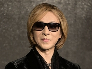 YOSHIKI、移動中の新幹線でスヤスヤ　貴重な寝顔に「寝姿も絵になる」「PUMA着るんですね」