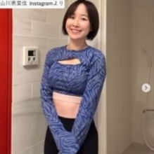 “奇跡の43歳”山川恵里佳、ミニ丈姿が「スタイル抜群」と絶賛の声集まる　2児の母