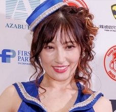 熊田曜子43歳、抜群プロポーション全開　真っ赤なミニ丈が「美しすぎる」