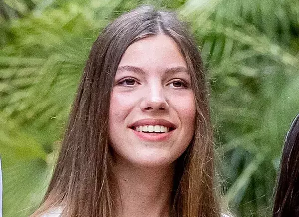 スペイン王室の次女ソフィア王女、留学行きにまぶしい笑顔