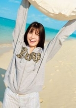 人気TikToker美女23歳、グラビア表紙の夢叶える！　王道ショット大公開