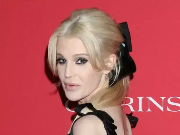 父の死で激やせしたケリー・オズボーン、批判の声に怒りの反論