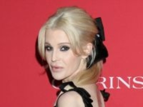 父の死で激やせしたケリー・オズボーン、批判の声に怒りの反論