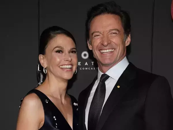 順調交際のヒュー・ジャックマン＆サットン・フォスター、レッドカーペットにそろって登場＆弾ける笑顔