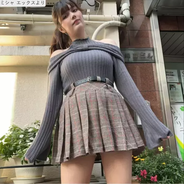 身長182cm美女モデル、ニットトップス×ミニスカ姿が「スタイル抜群」「最強」と絶賛の声