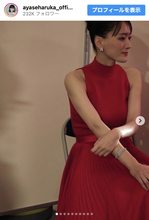 綾瀬はるか『紅白』司会オフショットに反響　話題になった赤ノースリーブ姿も