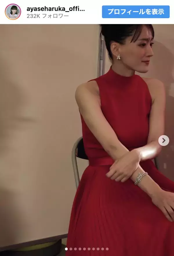 綾瀬はるか『紅白』司会オフショットに反響　話題になった赤ノースリーブ姿も