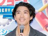 「賀来賢人、バキバキ上半身公開に反響「す、すっごい」「ワイルドでカッコいい」」の画像1
