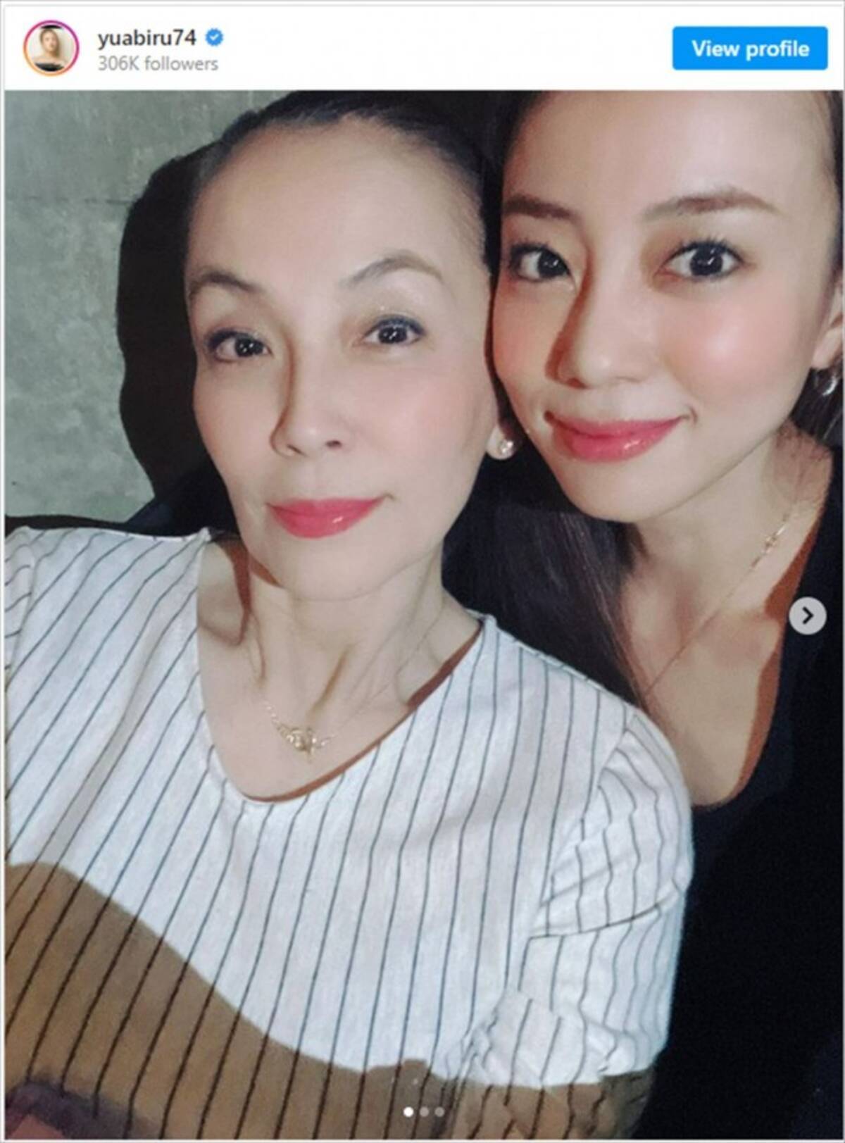 あびる優 母親と顔寄せあい 似てる 愛 母子2ショットに 雰囲気がそっくり 22年7月4日 エキサイトニュース