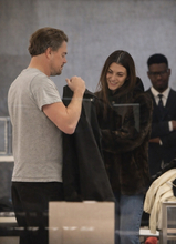 レオナルド・ディカプリオ、24歳年下恋人とショッピングデート　値札をチラ見も