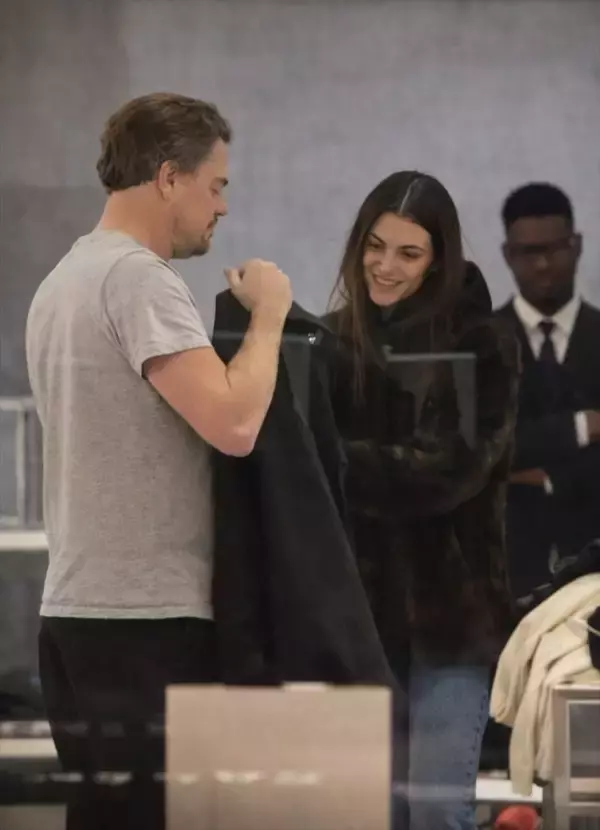 レオナルド・ディカプリオ、24歳年下恋人とショッピングデート　値札をチラ見も