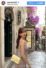 小嶋陽菜、シチリアの街角で圧巻オーラ　ドレス姿の近影に「10000万点です」「映画のワンシーンみたい」