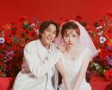「佐野岳×島崎遥香、結婚指輪＆ウエディング姿で『私たち結婚しました3』出演を報告」の画像1